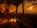 Homes burning in a Lake Arrowhead neighborhood Lámina fotográfica por Mark Thiessen