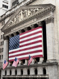 The facade of the New York Stock Exchange draped in the American Flag Photographie par Justin Guariglia