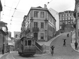 A study in street angles in the eastern part of Lisbon. Photographie par W. Robert Moore