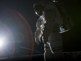 A spacesuit on Johnson Space Center's lunar yard Lámina fotográfica por Mark Thiessen