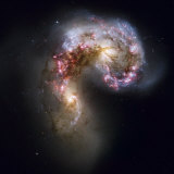 Trailing streamers of gas and stars, the Antennae galaxies collide Lámina fotográfica por Esa And Nasa Trailing streamers of gas and stars, the Antennae galaxies collide Lámina fotográfica por Esa And Nasa