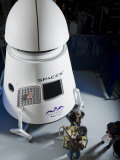 The Dragon capsule transports pressurized and unpressurized cargo Lámina fotográfica por Mark Thiessen