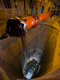A superconducting magnet is lowered into the particle collider Lámina fotográfica por Mark Thiessen