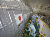Japan's node for the International Space Station is being assembled Lámina fotográfica por Mark Thiessen