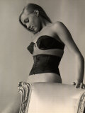 Model Wearing Wire Bra Designed by Charles L. Langs Lámina fotográfica por Nina Leen Model Wearing Wire Bra Designed by Charles L. Langs Lámina fotográfica por Nina Leen