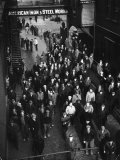 Workers Leaving Jones and Laughlin Steel Plant at 3 P.M. Shift Lámina fotográfica de primera calidad por Margaret Bourke-White