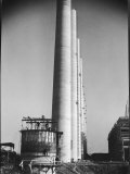 Workmen Building Huge Chimneys at World's Biggest Coal-Fueled Power Plant Lámina fotográfica por Margaret Bourke-White Workmen Building Huge Chimneys at World's Biggest Coal-Fueled Power Plant Lámina fotográfica por Margaret Bourke-White