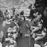 Members of Ship's Band Aboard US Navy Cruiser Playing on Deck, Daily Musical Practice During WWII Fotografiskt tryck på högkvalitetspapper av Ralph Morse Members of Ship's Band Aboard US Navy Cruiser Playing on Deck, Daily Musical Practice During WWII Fotografiskt tryck på högkvalitetspapper av Ralph Morse