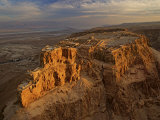 Herod's three-tiered palace cascades down the north face of Masada Photographie par Michael Melford