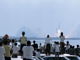 View over the Head of Spectators of the Launch of Nasa's Apollo 11 Space Mission Lámina fotográfica por Ralph Crane View over the Head of Spectators of the Launch of Nasa's Apollo 11 Space Mission Lámina fotográfica por Ralph Crane