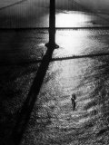 Suspension Tower of the Golden Gate Bridge at Sunrise Lámina fotográfica por Margaret Bourke-White Suspension Tower of the Golden Gate Bridge at Sunrise Lámina fotográfica por Margaret Bourke-White