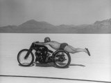Roland Free Breaking World's Speed Record on Bonneville Salt Flats While Laying on His Bike Reprodukcja zdjęcia premium autor Peter Stackpole