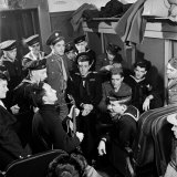 Activist Folk Musician Woody Guthrie Playing for a Group of Servicemen During WWII Lámina fotográfica de primera calidad por Eric Schaal