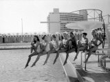 Fashion Models Wearing Swimsuits at the Eden Roc Swimming Pool Lámina fotográfica de primera calidad por Lisa Larsen