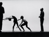 Ballet Master George Balanchine Directing Rehearsal of NYC Ballet Production, Violin Concerto Lámina fotográfica de primera calidad por Gjon Mili Ballet Master George Balanchine Directing Rehearsal of NYC Ballet Production, Violin Concerto Lámina fotográfica de primera calidad por Gjon Mili