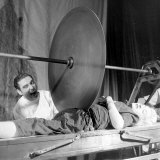 Ralph Morse - Man Saws Girl in Half, Vaudeville, Magic, Illusionist - Birinci Sınıf Fotografik Baskı Ralph Morse - Man Saws Girl in Half, Vaudeville, Magic, Illusionist - Birinci Sınıf Fotografik Baskı
