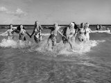 The Beachcomber Girls Who Work Night Clubs are Hanging Out at Beach in the Daytime Lámina fotográfica por Allan Grant The Beachcomber Girls Who Work Night Clubs are Hanging Out at Beach in the Daytime Lámina fotográfica por Allan Grant