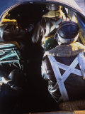 Crew of Us Military Aircraft Wearing Headphones, Flight Jackets, and Parachute Packs During WWII Lámina fotográfica por Dmitri Kessel Crew of Us Military Aircraft Wearing Headphones, Flight Jackets, and Parachute Packs During WWII Lámina fotográfica por Dmitri Kessel
