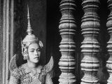 Religious Dancer at Temple of Angkor Wat, Wearing Richly Embroidered and Ornamented Costumes Lámina fotográfica por Eliot Elisofon
