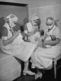 Special Nursery Nurses Wearing Masks as They Bottle-Feed Fully Developed Premature Babies Lámina fotográfica por Hansel Mieth Special Nursery Nurses Wearing Masks as They Bottle-Feed Fully Developed Premature Babies Lámina fotográfica por Hansel Mieth