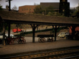 Small Railway Station with Wooden Buckboards for Baggage, Period Cars in Lot Lámina fotográfica por Walker Evans Small Railway Station with Wooden Buckboards for Baggage, Period Cars in Lot Lámina fotográfica por Walker Evans