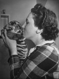 Mrs. Martini, Wife of the Bronx Zoo Lion Keeper, Kissing a Tiger Cub Lámina fotográfica por Alfred Eisenstaedt