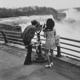 Honeymoon Couple, Colman Laposa Jr. and Wife, Gazing at the Niagara Falls Lámina fotográfica por Yale Joel