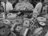 Manufacturing of Telephones at Western Electric Co Lámina fotográfica por Yale Joel