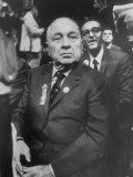 Mayor Richard Daley Listens to Criticism of Handling of Riots During Democratic National Convention Premium fotografisk trykk av Lee Balterman