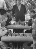 Men Playing Chess in Central Park Lámina fotográfica por Leonard Mccombe Men Playing Chess in Central Park Lámina fotográfica por Leonard Mccombe