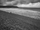 Along British Coastline, Woman Walking on Pebbled Shore Lámina fotográfica de primera calidad por Nat Farbman Along British Coastline, Woman Walking on Pebbled Shore Lámina fotográfica de primera calidad por Nat Farbman