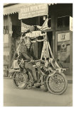 Black and White Photo of Man Dressed as Indian on Motorcycle Fotografía Black and White Photo of Man Dressed as Indian on Motorcycle Fotografía