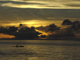 Silhouette of a Canoeist at Sunset, French Polynesia, 2006 Photographie par Rick Tomlinson