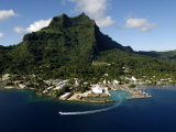 Motor Yacht Leaving Port in French Polynesia Photographie par Rick Tomlinson