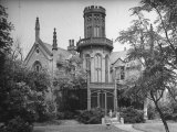 Exterior View of Gothic-Inspired House in the Hudson River Valley Fototryk i høj kvalitet af Margaret Bourke-White Exterior View of Gothic-Inspired House in the Hudson River Valley Fototryk i høj kvalitet af Margaret Bourke-White