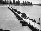 Trucks Going over a Pontoon Bridge During Us Army Manuvers Lámina fotográfica Trucks Going over a Pontoon Bridge During Us Army Manuvers Lámina fotográfica