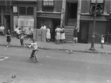 People on the Street in Harlem Lámina fotográfica