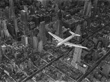 Aerial View of a Dc-4 Passenger Plane in Flight over Manhattan Fotografisk trykk av Margaret Bourke-White