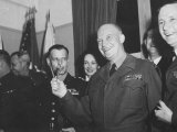 Jubilant Gen. Dwight Eisenhower Holding Pens in V for Victory 写真プリント - ラルフ・Morse