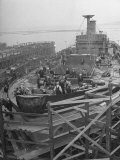 Men Working on the Liberty Ship in the Kaiser Shipyard Lámina fotográfica por Hansel Mieth Men Working on the Liberty Ship in the Kaiser Shipyard Lámina fotográfica por Hansel Mieth