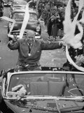 Dwight D. Eisenhower Greeting a Passing Crowd from During His 1952 Campaign 写真プリント