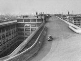 Fiat Car Driving Along the Desolate Street Lámina fotográfica por Carl Mydans Fiat Car Driving Along the Desolate Street Lámina fotográfica por Carl Mydans
