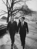 Aide John C. Culver Walking with Sen. Edward M. Kennedy Lámina fotográfica por John Dominis