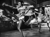 Can Can Dancers Kicking One Leg over their Head While Dancgin around on the Other Lámina fotográfica Can Can Dancers Kicking One Leg over their Head While Dancgin around on the Other Lámina fotográfica