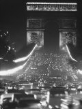 Evening Traffic on the Champs-Elysees Lámina fotográfica por Ralph Crane Evening Traffic on the Champs-Elysees Lámina fotográfica por Ralph Crane