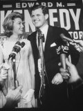 Edward M. Kennedy and Wife During Campaign for Election in Senate Primary Lámina fotográfica por Carl Mydans