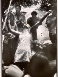 Hippie Girl Enthusiastically Playing Flute and Dancing at Woodstock Music Festival Lámina fotográfica Hippie Girl Enthusiastically Playing Flute and Dancing at Woodstock Music Festival Lámina fotográfica