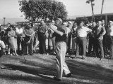 Pres. Dwight D. Eisenhower Playing Golf with George E. Allen Lámina fotográfica por Ed Clark