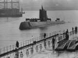 Crew Members Arriving on Nautilus Submarine after their Unpreceedented Voyage Beneath Polar Icecap Lámina fotográfica