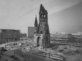 Kaiser-Wilhelm Church Standing Among New Construction Lámina fotográfica